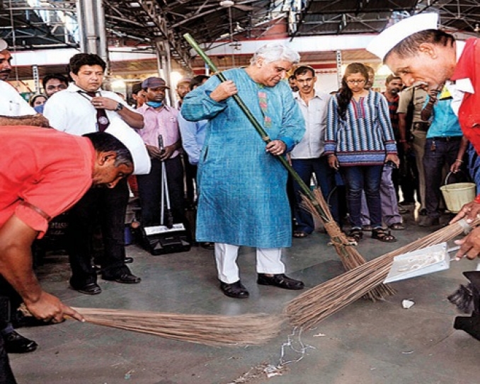 Javed Akhtar sweeps platform at Mumbai Central station for 'Swachch Bharat Abhiyaan'